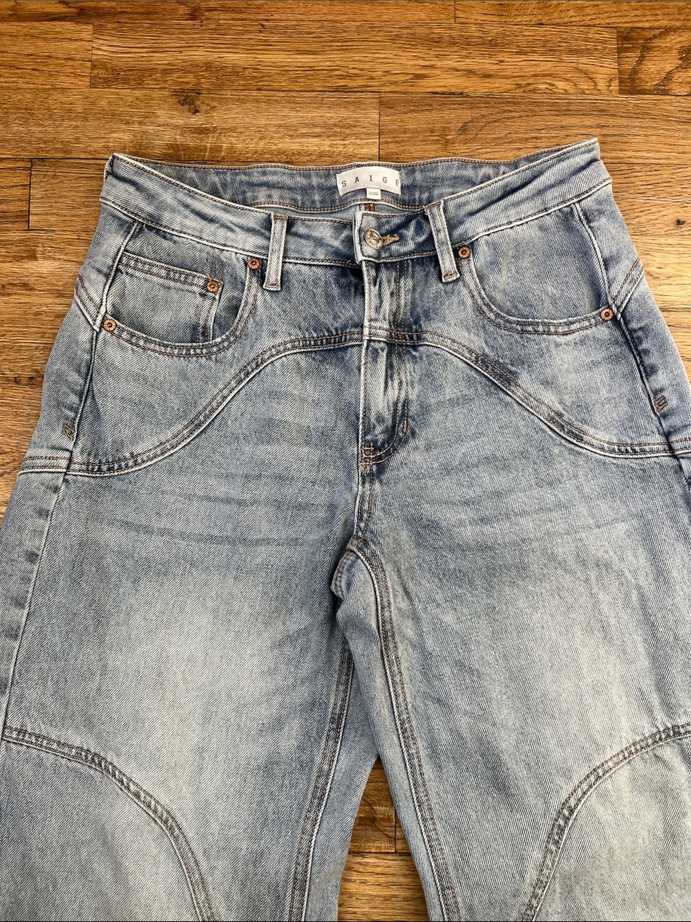 Saige Denim Light Wash Barrel Leg Women’s Jeans - Picture 3 of 11